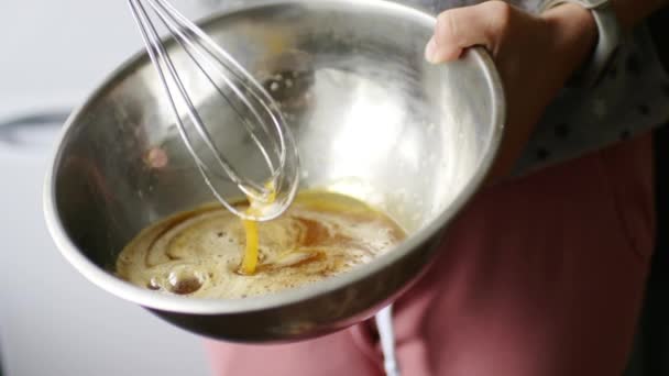 Mujer preparando masa para pastel de manzana casero — Vídeo de stock