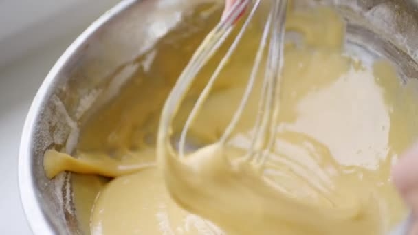 Mujer preparando masa para pastel de manzana casero — Vídeos de Stock