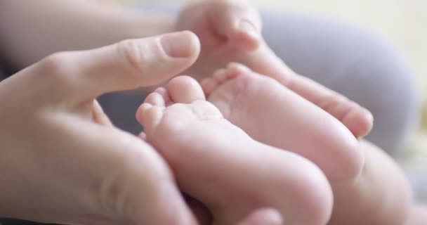 Matka dává masáž kojenců — Stock video