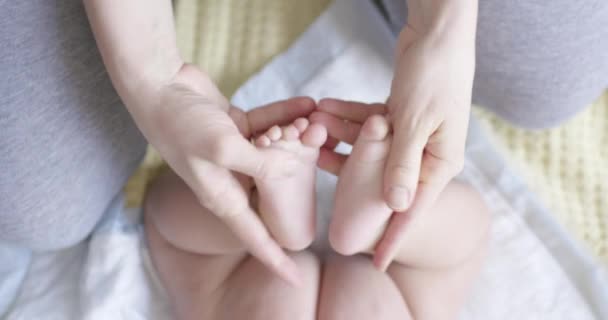 Мама делает массаж младенцу — стоковое видео