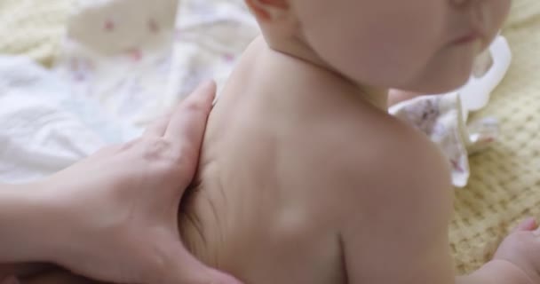 Mère donnant massage au nourrisson — Video