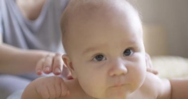 Bebek Masaj veren anne