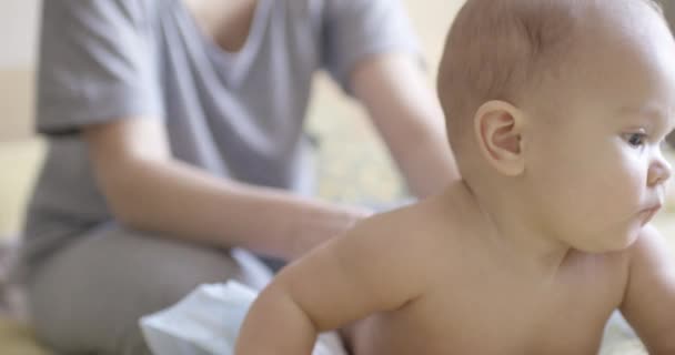 Мама делает массаж младенцу — стоковое видео