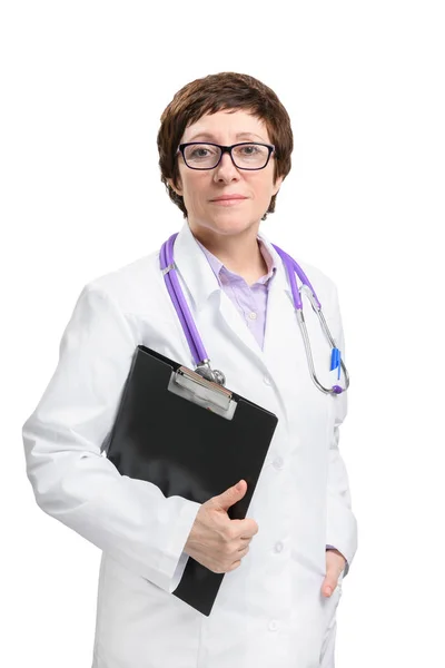 Женщина-врач со стетоскопом и папкой. Изолированный на белом фоне . — стоковое фото