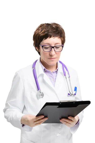 Femme médecin avec stéthoscope et dossier. Isolé sur fond blanc . — Photo