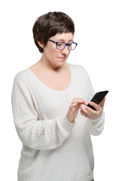 Brünette Frau mit Brille kauft mit Telefon und Kreditkarte im Online-Shop ein. Stockbild