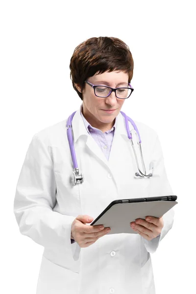 Femme médecin avec stéthoscope et dossier. Isolé sur fond blanc . — Photo