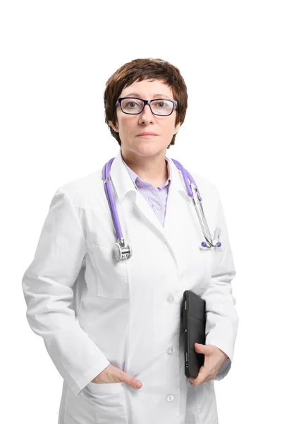 Femme médecin avec stéthoscope et dossier. Isolé sur fond blanc . — Photo