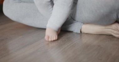 Onun bebek ilk adımda yardımcı anne.