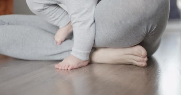 Madre ayudando en los primeros pasos de su bebé . — Vídeos de Stock