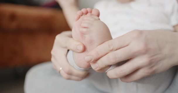 Bir anne elinde küçük bebek ayaklar. — Stok video