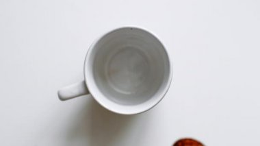 Ağır çekim hazır kahve dökülen