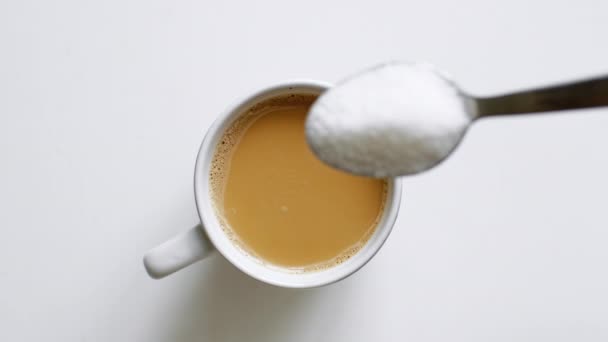 Крупным планом сахар наливают в кофе — стоковое видео