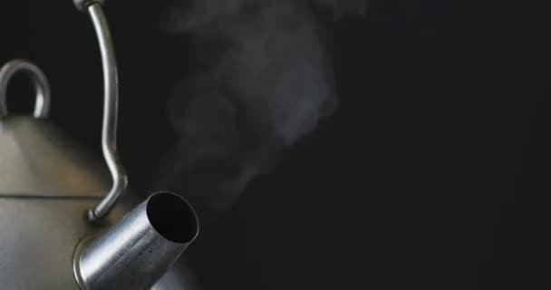 Jet de vapor de una tetera hirviendo — Vídeos de Stock