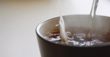 Çay poşeti bir bardağa demlenmiş