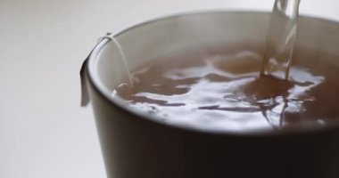 Çay poşeti bir bardağa demlenmiş