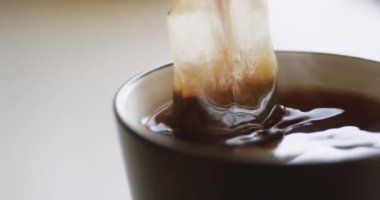 Çay poşeti bir bardağa demlenmiş