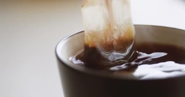 La bustina di tè viene prodotta in una tazza — Video Stock