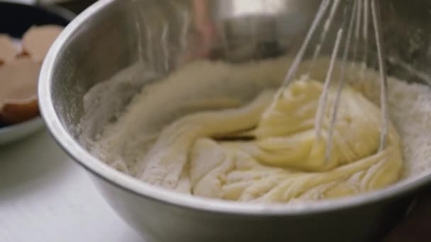 Persona preparando tortilla casera mezclando huevos con corola de mano . — Vídeos de Stock