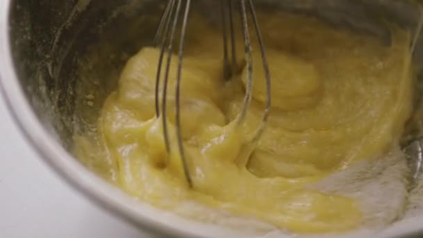 Pessoa que prepara omeletes caseiros misturando ovos com corolla manual . — Vídeo de Stock