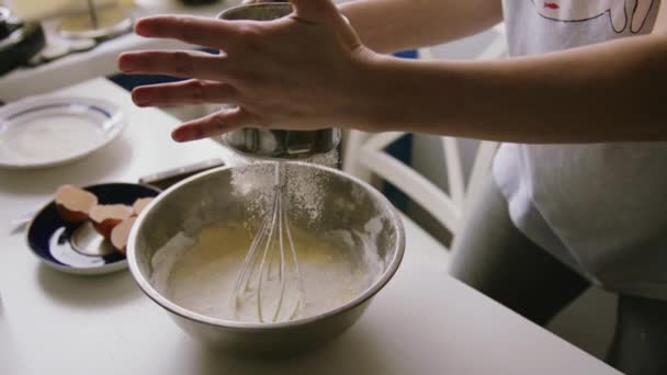Mulher peneirando farinha em uma tigela — Vídeo de Stock