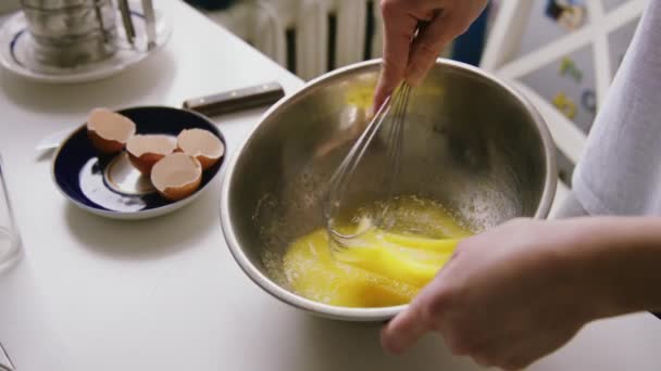 Persona preparando tortilla casera mezclando huevos con corola de mano . — Vídeos de Stock