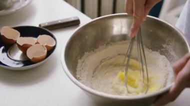 Ev yapımı omlet yumurta el corolla ile karıştırma hazırlanıyor kişi.