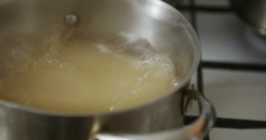 Spagetti kaynar su tencerede pişirilir