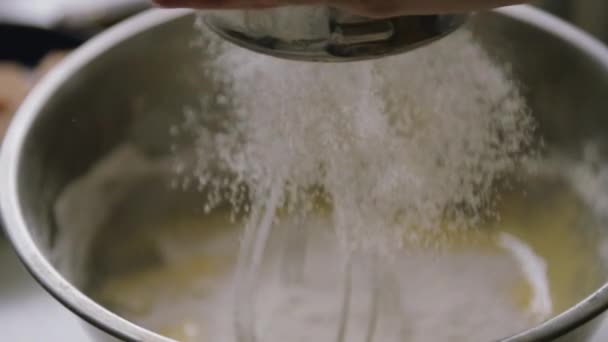 Kvinna sålla mjöl i en skål — Stockvideo