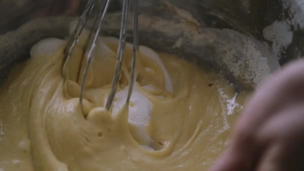 Людина готує домашній омлет, змішуючи яйця з ручною королевою . — стокове відео