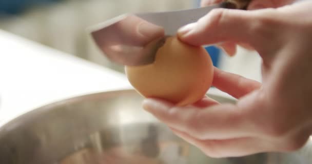 Personne qui ouvre l'oeuf avec le couteau — Video