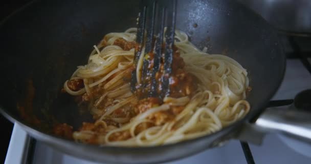 Cocina mediterránea: salsa de tomate y espaguetis — Vídeos de Stock