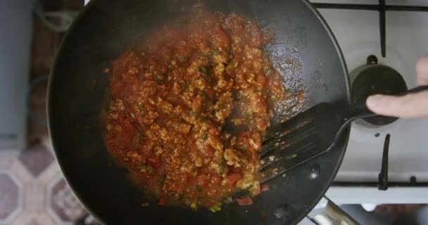 Cocina mediterránea: salsa de tomate — Vídeo de stock