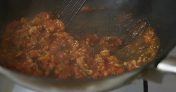 Středomořská kuchyně: rajčatová omáčka — Stock video