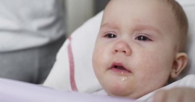 Anne küçük 8 aylık bebeği bir kaşık gelen beslemeleri.
