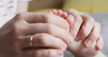 Küçük bebek ayak elinde yakın çekim