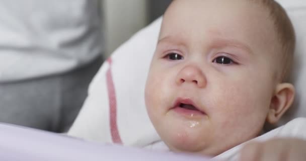 Mamá alimenta a su pequeño bebé de 8 meses con una cuchara — Vídeo de stock