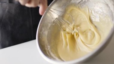 Kırpma atış kadının ev yapımı omlet fırçalamak yumurta ile karıştırma hazırlanıyor.