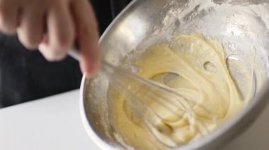 Kırpma atış kadının ev yapımı omlet fırçalamak yumurta ile karıştırma hazırlanıyor.