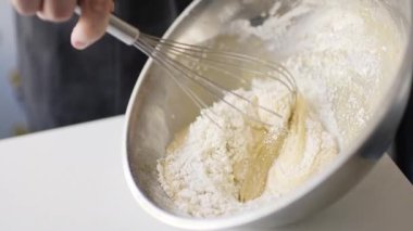 Kırpma atış kadının ev yapımı omlet fırçalamak yumurta ile karıştırma hazırlanıyor.