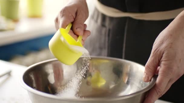 Zucker zum Teig hinzufügen — Stockvideo