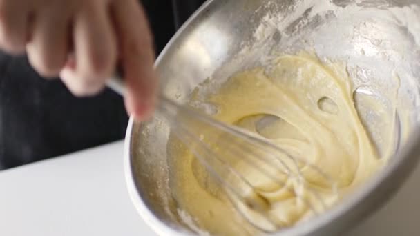 Crop shot de mujer preparando tortilla casera mezclando con huevos batidos . — Vídeos de Stock