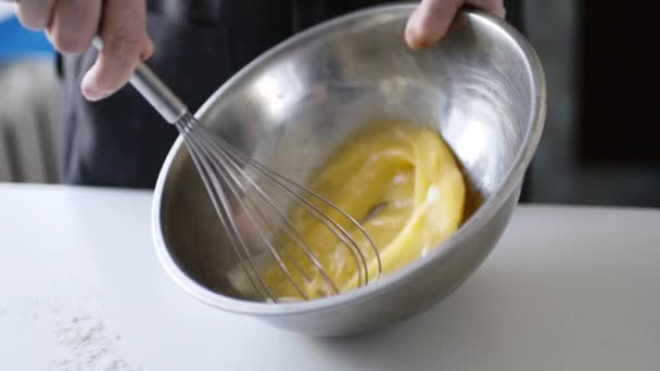 Colpo raccolto di donna che prepara frittata fatta in casa mescolando con uova di frusta . — Video Stock