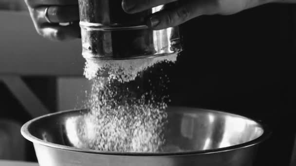 Mulher peneirando farinha em uma tigela — Vídeo de Stock