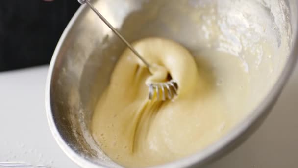 Plan de la culture de la femme préparant omelette maison mélangeant avec des œufs au fouet . — Video