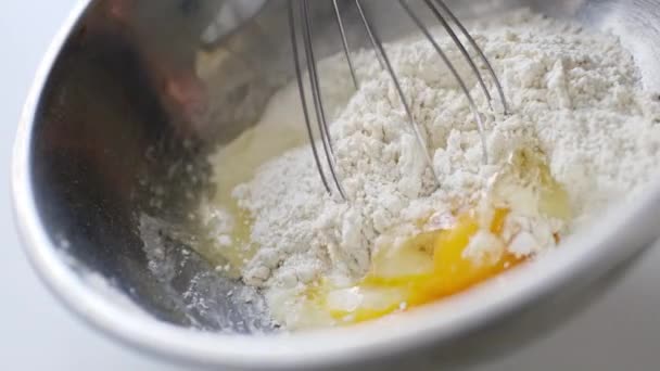 Colpo raccolto di donna che prepara frittata fatta in casa mescolando con uova di frusta . — Video Stock