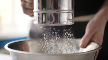 Kadın bir kapta Un Eleme