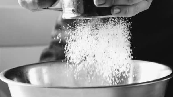 Mujer tamizar harina en un tazón — Vídeos de Stock