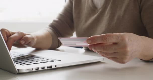 Compras on-line com cartão de crédito — Vídeo de Stock