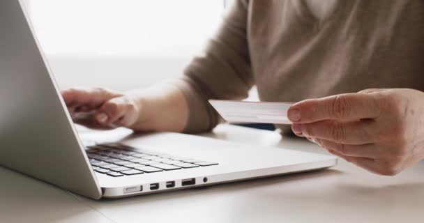 Compras on-line com cartão de crédito — Vídeo de Stock